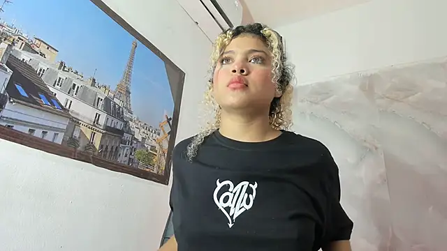 Snapshot of sofiacastillo01 chatting on May 12, 1:30 pm sofiacastillo01 online show from May 12, 1:30 pm