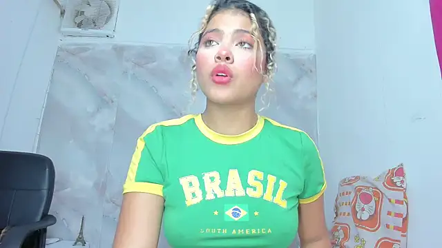 Snapshot of sofiacastillo01 chatting on May 16, 1:32 pm sofiacastillo01 online show from May 16, 1:32 pm