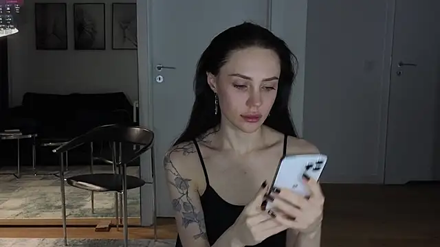 Sara Tranquil online show from November 18, 9:30 pm