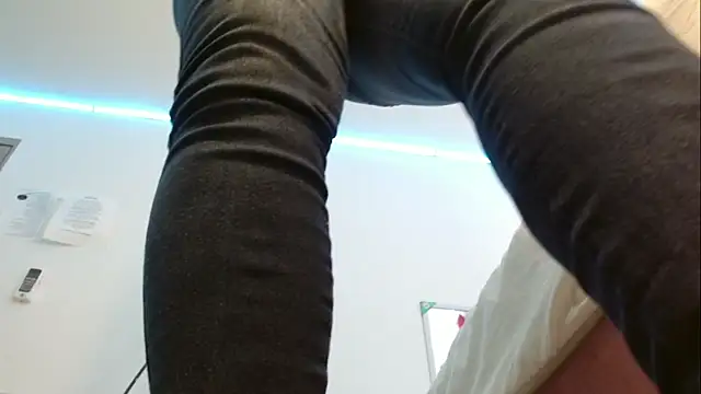 YUSELFI ROSS  online show from March 19, 12:23 pm