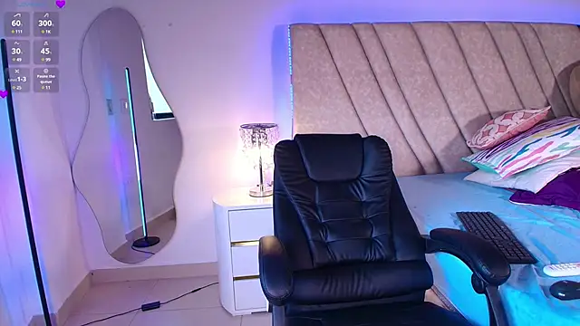 LeahPrada  online show from December 28, 9:19 pm