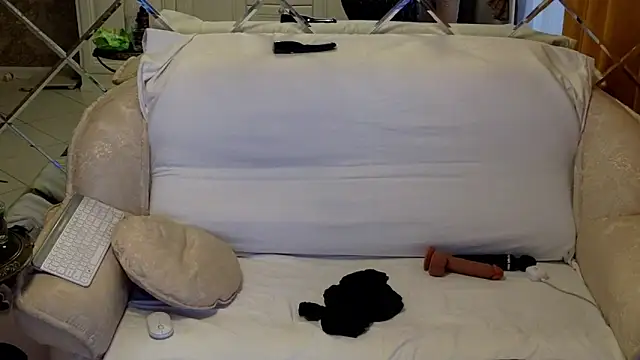 Snapshot of BEST-1 chatting on October 17, 12:47 am BEST-1 online show from October 17, 12:47 am