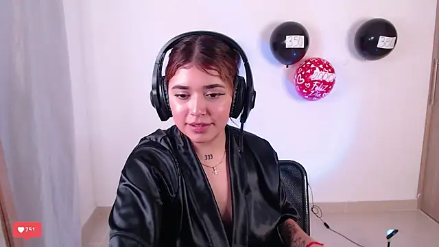 Snapshot of JoselinFlower_ chatting on January 1, 12:32 am JoselinFlower  online show from January 1, 12:32 am