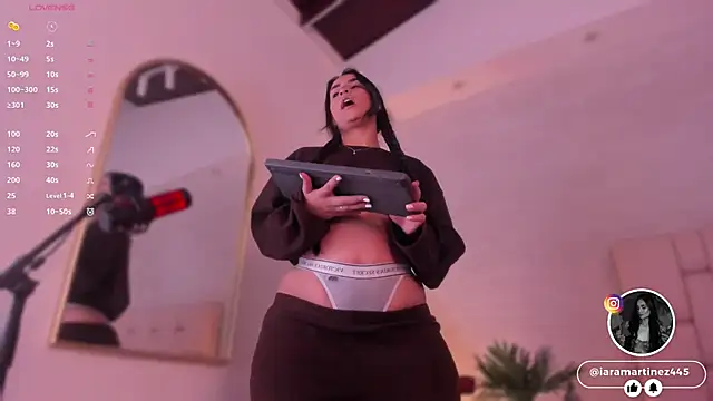 iara martinez online show from December 13, 12:50 pm