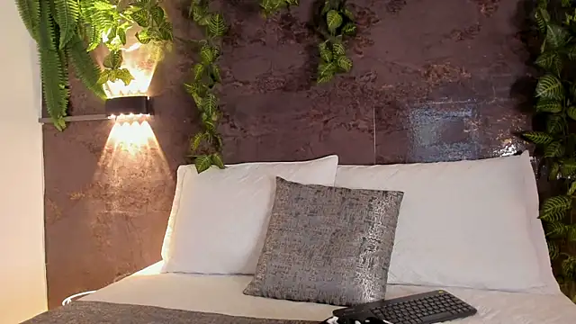 emily hunter12 online show from April 11, 12:53 pm