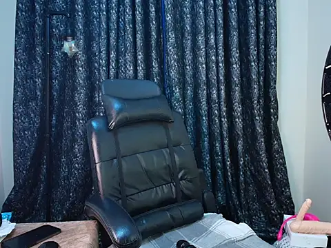 Snapshot of ebony_shilly3 chatting on October 10, 11:26 pm ebony shilly3 online show from October 10, 11:26 pm