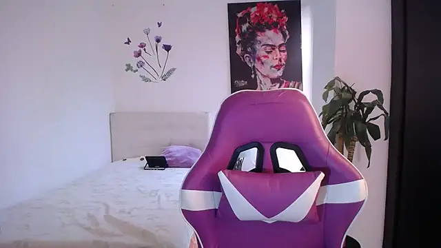 esmeraldaa230 online show from March 3, 6:58 pm