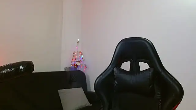 Snapshot of Anabel693 chatting on December 6, 7:21 am Anabel693 online show from December 6, 7:21 am