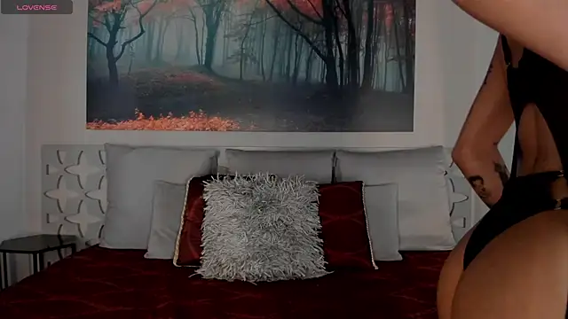 LunaRuso online show from February 19, 8:10 pm