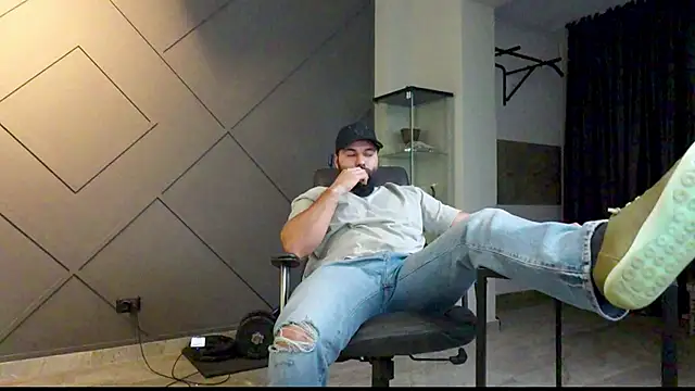 Snapshot of mattmasterss chatting on January 27, 2:20 am mattmasterss online show from January 27, 2:20 am