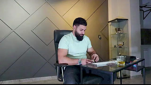 Snapshot of mattmasterss chatting on February 26, 2:37 am mattmasterss online show from February 26, 2:37 am