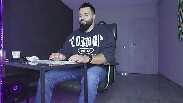 Snapshot of mattmasterss chatting on November 19, 7:19 am mattmasterss online show from November 19, 7:19 am