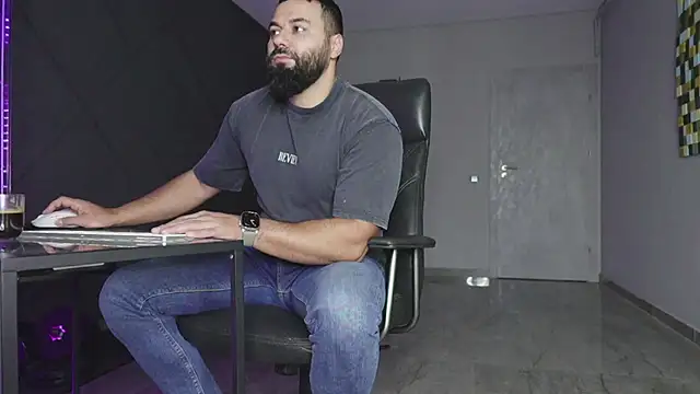 Snapshot of mattmasterss chatting on December 4, 6:55 am mattmasterss online show from December 4, 6:55 am