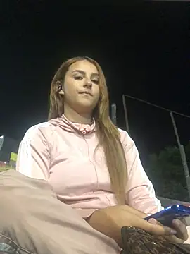 Snapshot of Valeriasaenzz_ chatting on March 18, 1:32 am Valeriasaenzz online show from March 18, 1:32 am