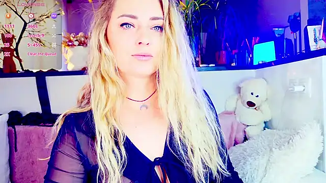 Snapshot of _JuliaSpace_ chatting on May 6, 4:45 pm JuliaSpace online show from May 6, 4:45 pm
