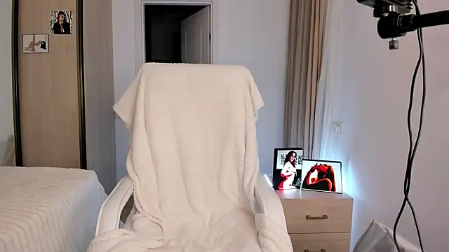 CharlotteWells online show from November 15, 3:52 pm