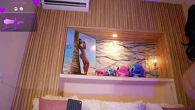 adri crof online show from November 12, 4:02 am