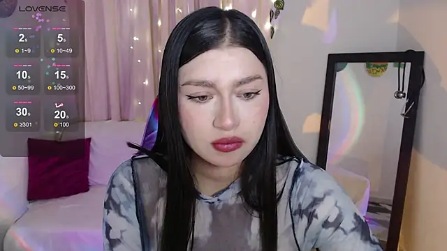 Snapshot of mily_thomson_b_ chatting on June 12, 12:31 am mily thomson b online show from June 12, 12:31 am