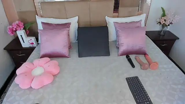 LizBrook online show from March 14, 7:30 pm