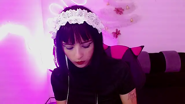 Snapshot of Kind_Scarlett chatting on December 13, 2:43 am Kind Scarlett online show from December 13, 2:43 am