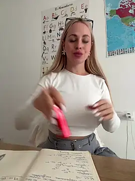 streetdoll online show from January 19, 4:04 pm