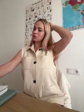 streetdoll online show from February 4, 7:40 am