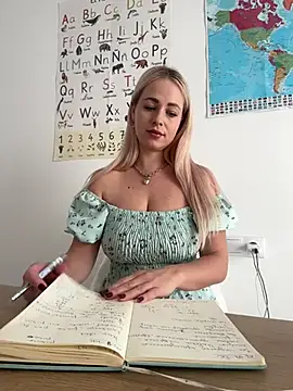 streetdoll online show from February 6, 8:39 am