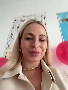 streetdoll online show from February 12, 8:06 am