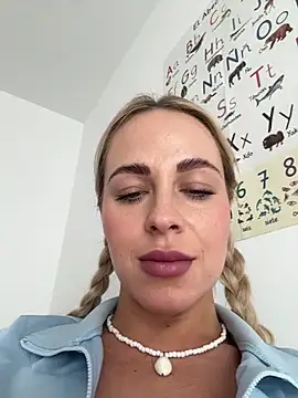 streetdoll online show from March 20, 10:54 am