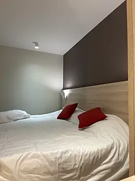 streetdoll online show from September 26, 8:40 am