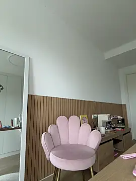 streetdoll online show from April 19, 6:35 am