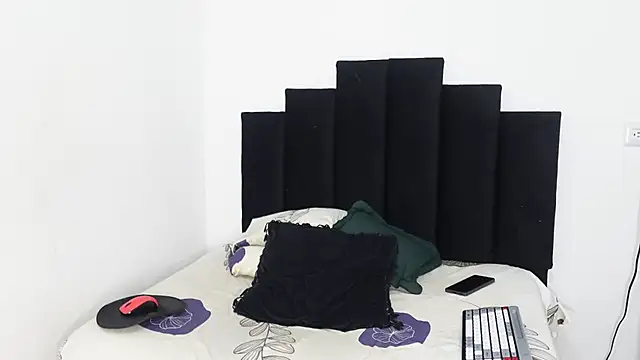 Snapshot of khloe_kaczka_ chatting on February 19, 8:10 pm khloe kaczka online show from February 19, 8:10 pm