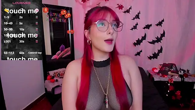 Snapshot of Dafne_Moon chatting on October 22, 6:24 am Dafne Moon online show from October 22, 6:24 am