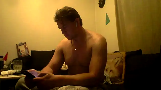 Snapshot of Teddan82 chatting on February 2, 4:15 am Teddan82 online show from February 2, 4:15 am