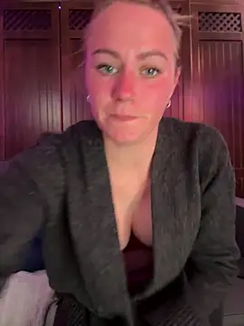 selenaluvv online show from March 18, 3:37 pm