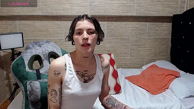 Snapshot of pretty_cristal69 chatting on February 2, 10:39 pm pretty cristal69 online show from February 2, 10:39 pm