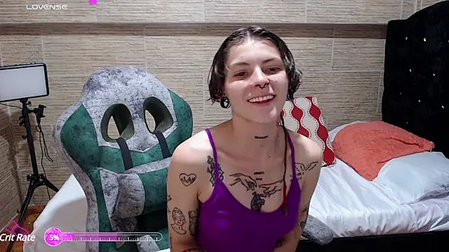 Snapshot of pretty_cristal69 chatting on February 4, 10:13 pm pretty cristal69 online show from February 4, 10:13 pm