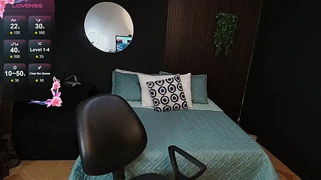 Snapshot of pretty_cristal69 chatting on December 13, 11:43 pm pretty cristal69 online show from December 13, 11:43 pm