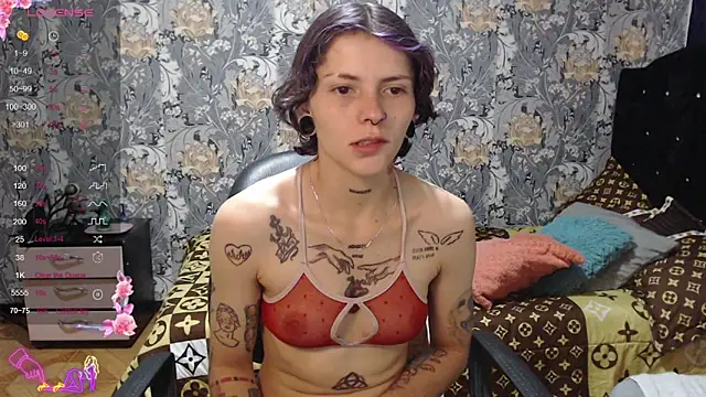 Snapshot of pretty_cristal69 chatting on May 2, 12:43 pm pretty cristal69 online show from May 2, 12:43 pm