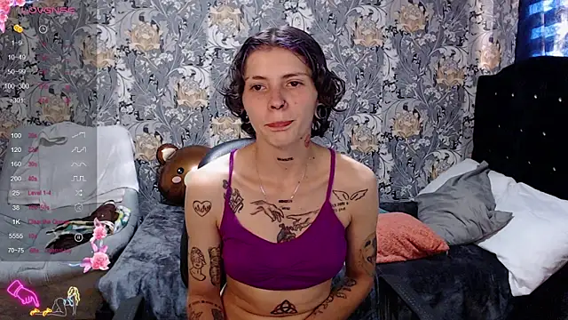 Snapshot of pretty_cristal69 chatting on May 4, 9:33 pm pretty cristal69 online show from May 4, 9:33 pm