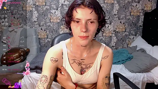Snapshot of pretty_cristal69 chatting on June 10, 11:24 pm pretty cristal69 online show from June 10, 11:24 pm