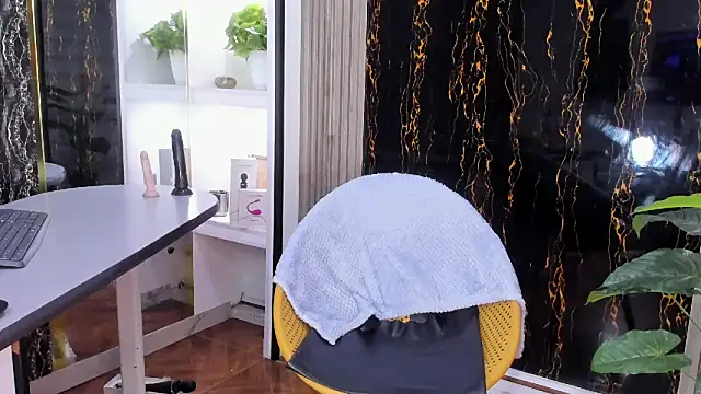 MissEscarleth online show from January 31, 5:30 am