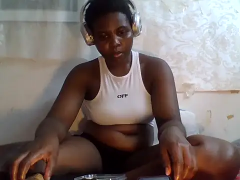 Snapshot of queenzuena chatting on July 14, 9:42 pm queenzuena online show from July 14, 9:42 pm