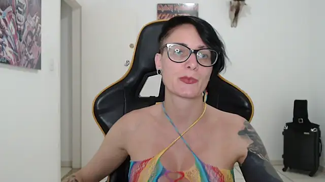 Snapshot of CrisBathoryxxx chatting on December 8, 12:07 am CrisBathoryxxx online show from December 8, 12:07 am