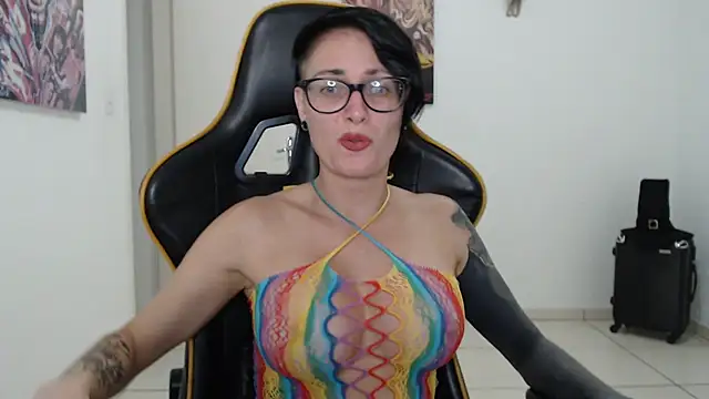 Snapshot of CrisBathoryxxx chatting on December 8, 3:10 am CrisBathoryxxx online show from December 8, 3:10 am