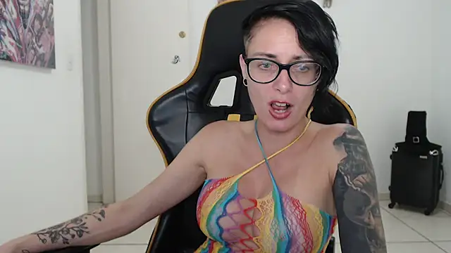 Snapshot of CrisBathoryxxx chatting on December 8, 6:11 am CrisBathoryxxx online show from December 8, 6:11 am