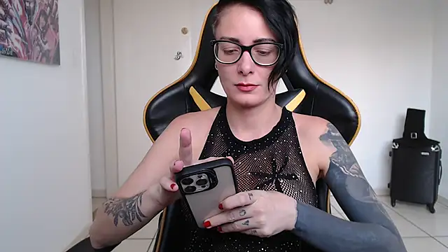 Snapshot of CrisBathoryxxx chatting on December 11, 9:01 pm CrisBathoryxxx online show from December 11, 9:01 pm