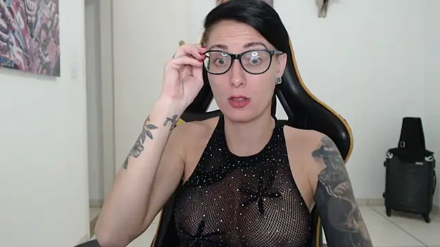 Snapshot of CrisBathoryxxx chatting on December 12, 3:10 am CrisBathoryxxx online show from December 12, 3:10 am