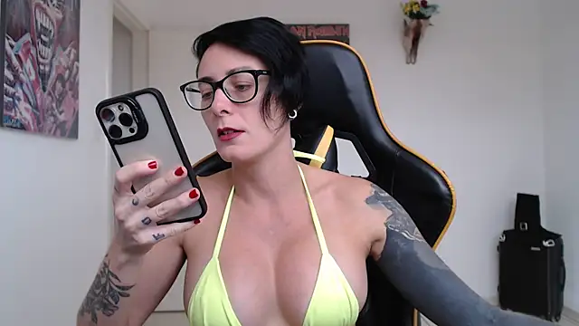 Snapshot of CrisBathoryxxx chatting on December 22, 7:52 pm CrisBathoryxxx online show from December 22, 7:52 pm