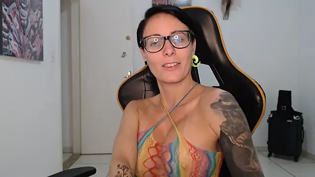 Snapshot of CrisBathoryxxx chatting on January 11, 12:12 am CrisBathoryxxx online show from January 11, 12:12 am